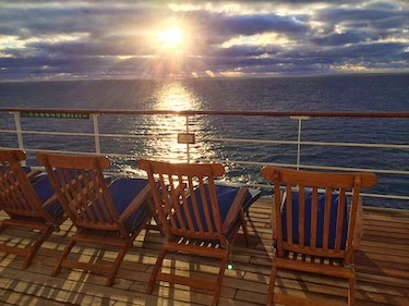 Chuck and Lori's Travel Blog - Sunrise On The Queen Mary 2