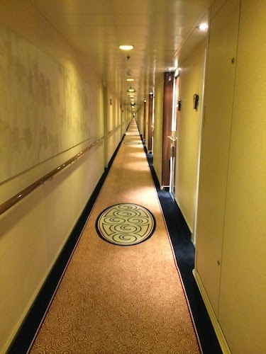 Chuck and Lori's Travel Blog - Queen Mary 2 Hallway